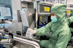 Cairan infus analgesik-antipiretik ramah lingkungan diluncurkan produsen farmasi di Cikampek