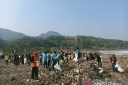 DLH menggandeng sejumlah pihak untuk tangani persoalan sampah di Pantai Loji