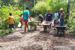 Warga Dusun Kemiri gotong royong buka jalan alternatif baru