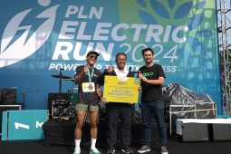 Lima ojol prasejahtera dapat motor listrik di PLN Electric Run 2024