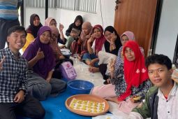 Mahasiswa Unja ajak warga desa Suka Maju olah kunyit jadi cookies