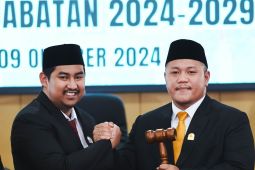 Foto - Penyerahan palu pimpinan DPRD Banjarbaru sementara
