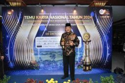 Pj Bupati Kobar terima penghargaan upakarya wanua nugraha dari Mendagri