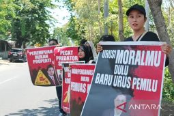 Sidang etik komisioner Bawaslu Surabaya diwarnai aksi unjuk rasa