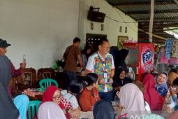 Isyak-Masdar kampanye blusukan dan borong produk UMKM