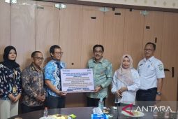 Bulog Bombana beri bantuan ke LKS pondok Pesantren melalui Program TJSL