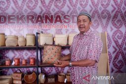 Stand kerajinan khas daerah Kalbar di Rumah Radakng