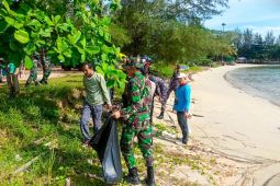 Kodim 0318 Natuna Kepulauan Riau bersama pelajar bersihkan Pantai Piwang