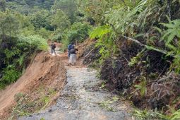 Hujan, dua titik badan jalan provinsi jalur alternatif Batu Jomba di Tapsel tertimbun longsor