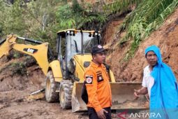 BPBD Tapsel berjibaku evakuasi material dari badan jalan tertimbun longsor