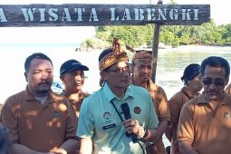 Menparekraf serahkan Kima Boe untuk dibudidayakan di wisata Labengki