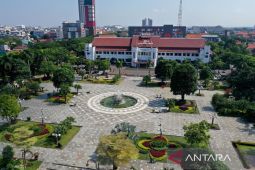 Pemkot Surabaya raih penghargaan dari UGM
