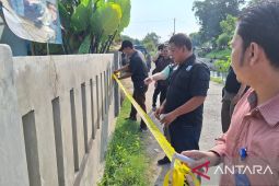 Satpol PP Karawang segel warung remang-remang