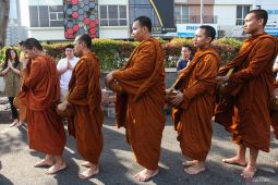 Pindapata massal di Surabaya