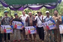 Pemkot Pangkalpinang serahkan bantuan Saprodi kepada lima kelompok tani