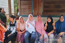 Atika ke Desa Sopo Batu, warga minta pembangunan jalan