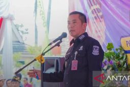 Bawaslu Karawang sebut baliho bergambar cabup petahana berseragam bupati bukan APK