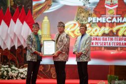 Pemecahan rekor MURI mewarnai batik terpanjang
