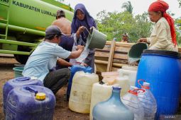 Penyaluran air bersih terdampak kekeringan di Lumajang