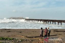 3 Nelayan hilang dan puluhan terjebak akibat ombak terjang dermaga di Sukabumi
