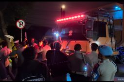 Mahasiswa hadang kendaraan tambang saat berdemo di Tangerang