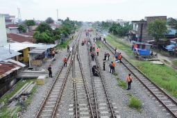 KAI Sumut lakukan aksi bersih demi  keamanan perjalanan kereta api