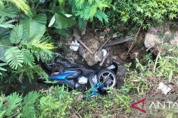 Polisi pastikan jasad wanita tertindih sepeda motor di Palasari Sukabumi korban kecelakaan