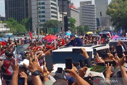 Warga menyanyikan yel-yel "selamat bekerja" sambut Prabowo-Gibran