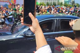 Presiden Jokowi lambaikan tangan ke wargasaat melintasi Bundaran HI