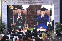 Warga nonton bareng pelantikan Presiden dan Wakil Presiden