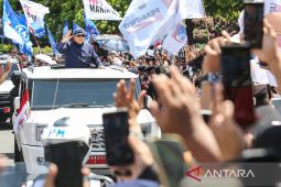 Warga menyanyikan yel-yel "selamat bekerja" sambut Prabowo-Gibran