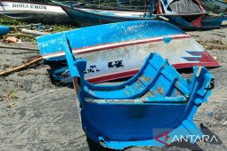 Nelayan di pesisir selatan Cianjur daratkan perahunya cegah kerusakan