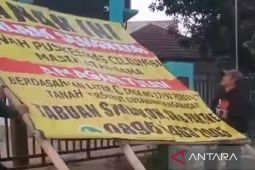 Pemkab Bogor turunkan baliho "tanah sengketa" di Puskesmas Cileungsi