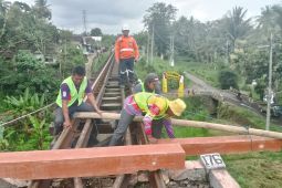 KAI Daop 9 ganti bantalan kayu dengan sintetis untuk lestarikan alam