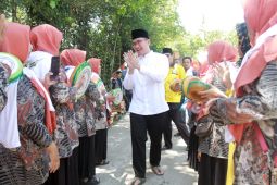 Andika Hazrumy akan tuntaskan pembangunan jalan poros desa