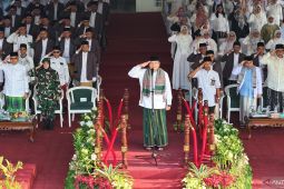 Pj Bupati Bogor Bachril Bakri kenakan sarung pimpin upacara Hari Santri