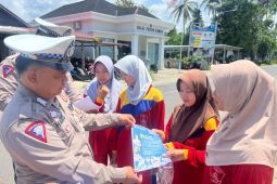 Polres Pesisir Barat bagikan brosur tertib berlalu lintas