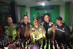 Satpol PP Kota Jambi sita dua ratus lebih botol minuman beralkohol ilegal