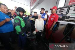 Relawan Khofifah-Emil berikan BBM gratis untuk ratusan "driver" ojol Sidoarjo