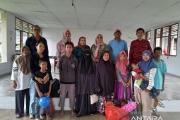 Dinsos Bangka salurkan bantuan kelengkapan sekolah AMPK