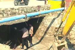 TNI-Polri bantu warga membersihkan sisa material banjir di Bone Bolango