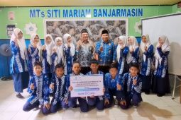 Bank Kalsel bantu biaya Pendidikan 24 pelajar di Banjarmasin