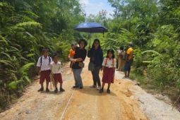 Legislator Gumas: Peningkatan jalan lingkungan desa demi permudah anak-anak sekolah