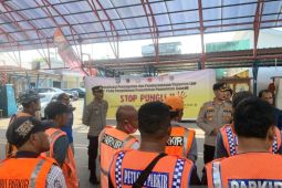 Polres Belitung Timur sosialisasikan saber pungli kepada juru parkir