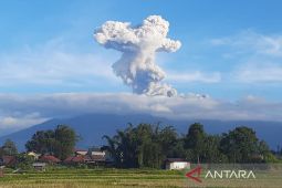 Gunung Marapi Sumbar erupsi 1.000 meter diiringi dentuman