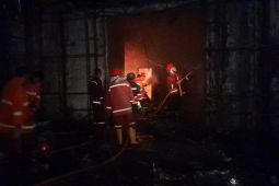 Damkar Kota Jambi terjunkan tujuh armada padamkan kebakaran stasiun tv