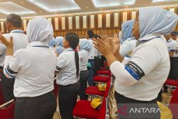 Dinyatakan pailit, ribuan karyawan Sritex kenakan pita hitam