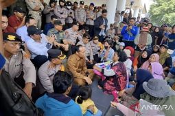 Sambil duduk, Pj Gubernur Babel dengar aspirasi warga dan nelayan Beriga