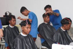 Lapas Kediri beri keterampilan cukur warga binaan ala "Barbershop"