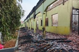 Enam unit damkar padamkan kebakaran di ponpes Daerul Qolam